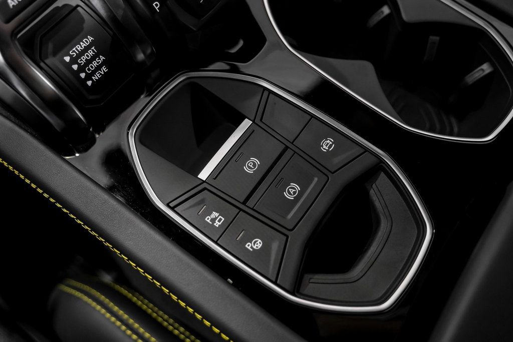 Used 2025 Lamborghini Urus Performante AWD/4WD image 24