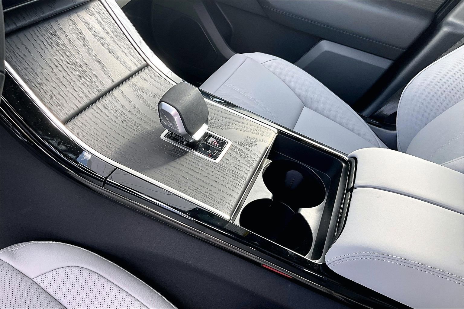 New 2026 Land Rover Range Rover Velar Dynamic SE image 8