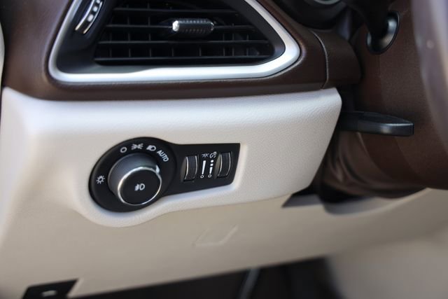 Used 2018 Chrysler Pacifica Touring-L w/ Tire & Wheel Group FWD image 19