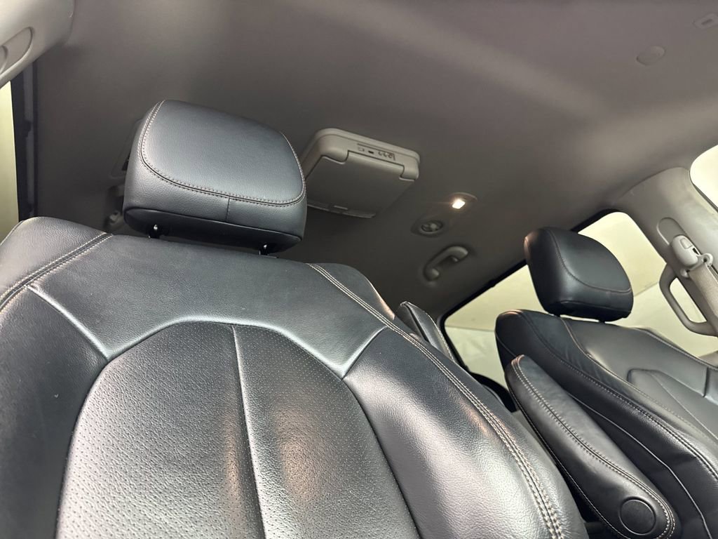 Used 2023 Chrysler Pacifica Touring-L image 18