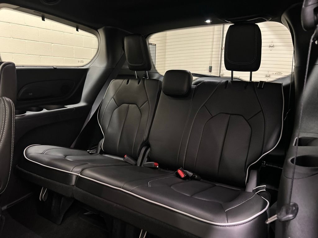 Used 2024 Chrysler Pacifica Limited w/ S Appearance Package FWD image 9