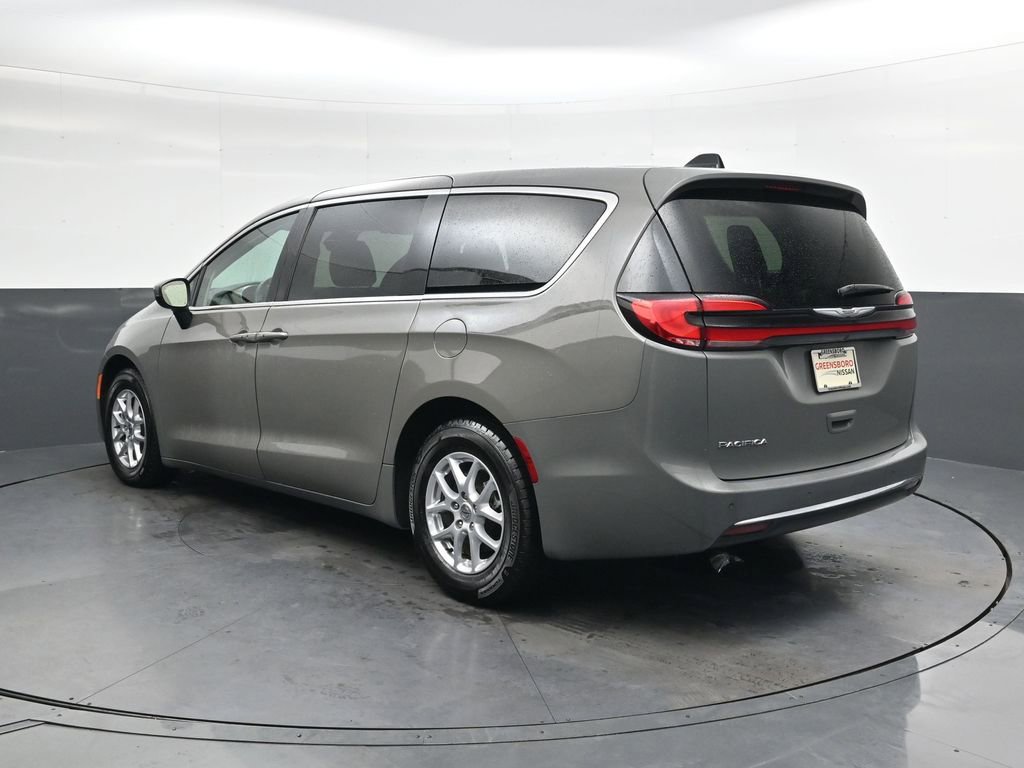 Used 2023 Chrysler Pacifica Touring-L image 6