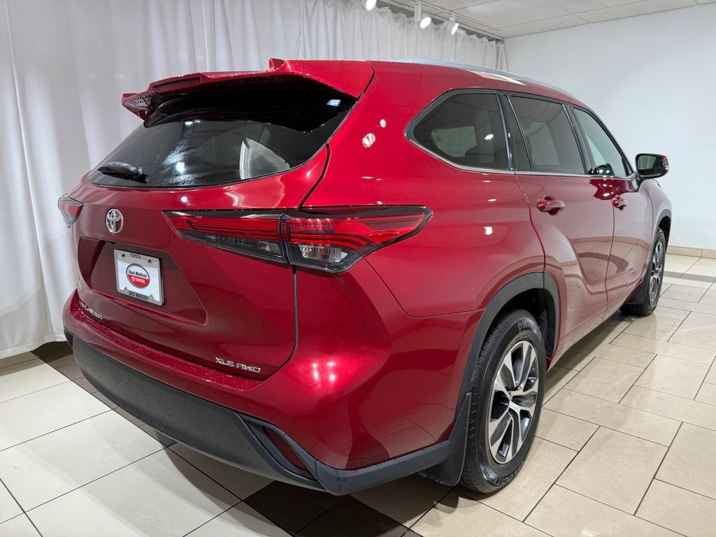 Used 2022 Toyota Highlander XLE AWD/4WD image 5