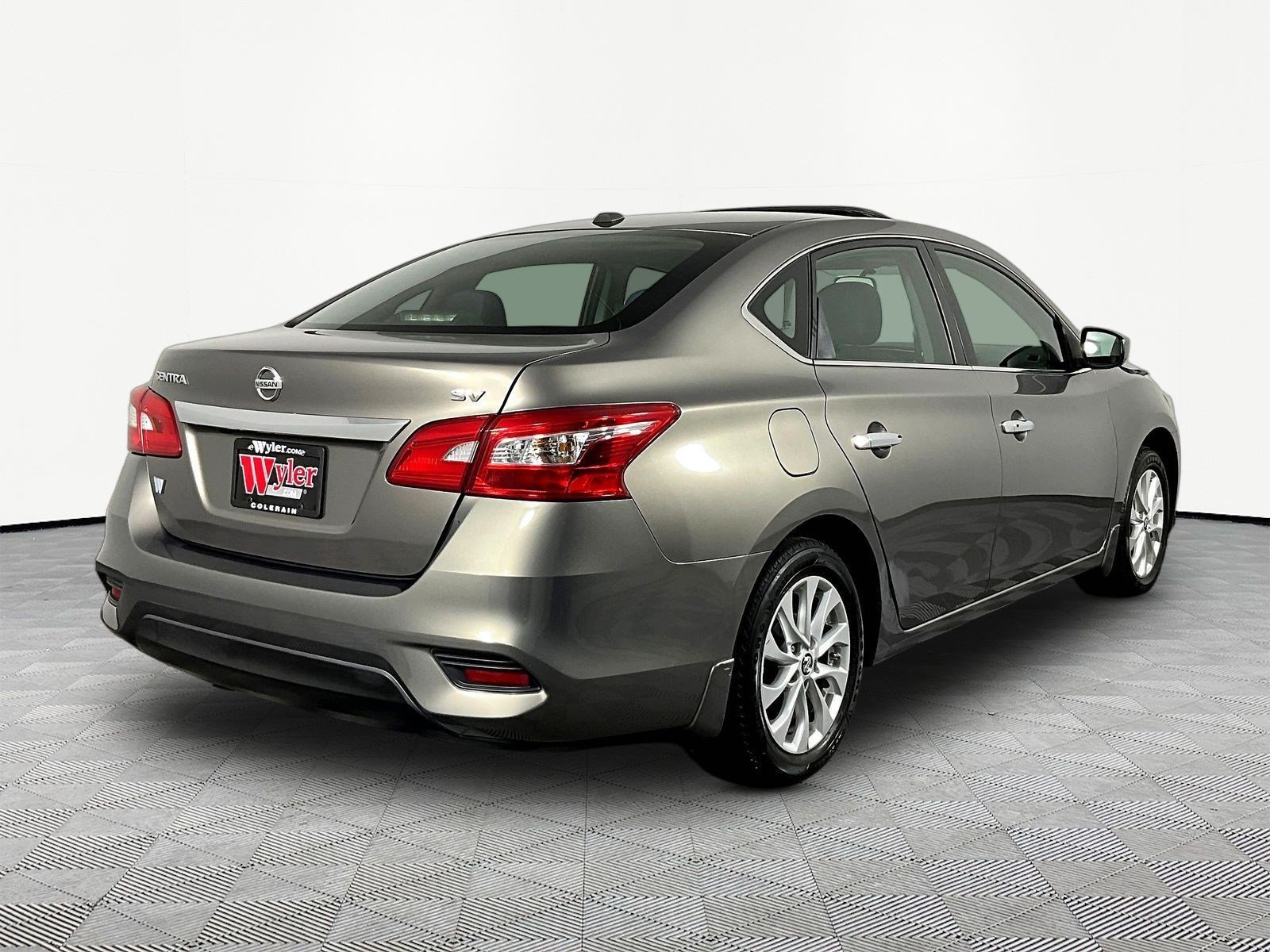 Used 2016 Nissan Sentra SV w/ Style Package FWD image 4