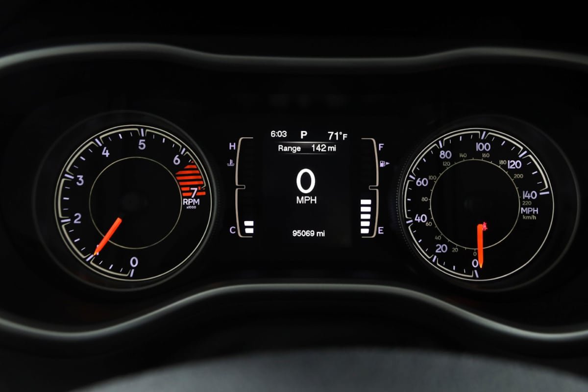 Used 2018 Jeep Cherokee Latitude Plus w/ Cold Weather Group FWD image 15