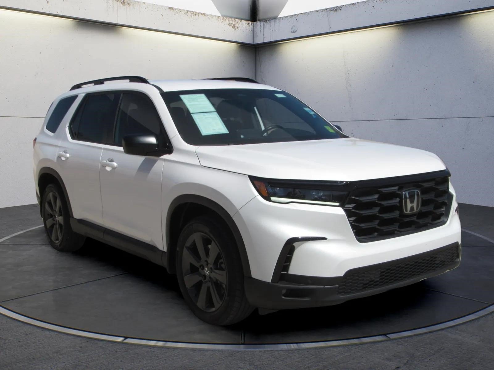Certified 2025 Honda Pilot Sport image 2
