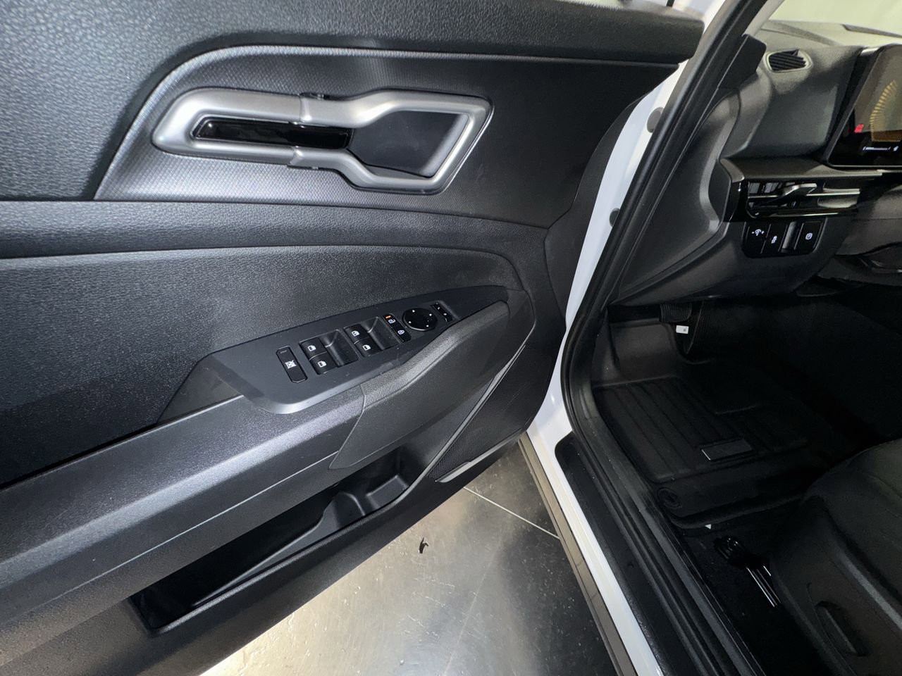 New 2026 Kia Sportage LX image 16