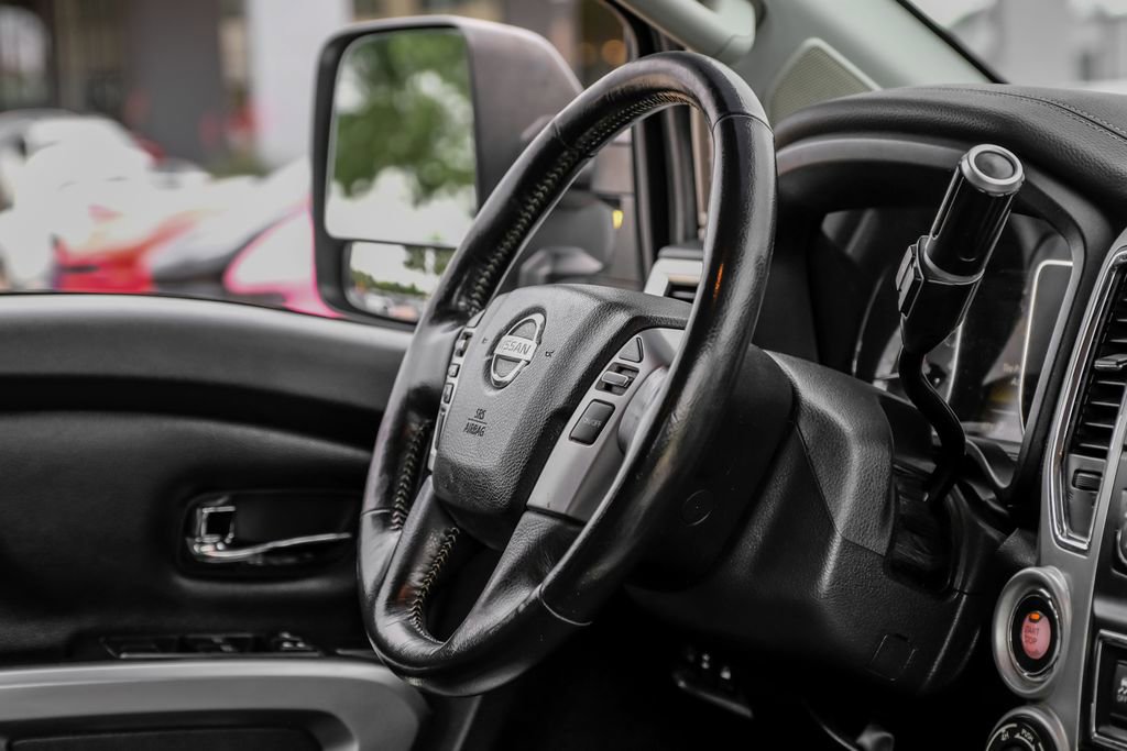 Used 2018 Nissan Titan PRO-4X w/ Pro-4x Convenience Package AWD/4WD image 11