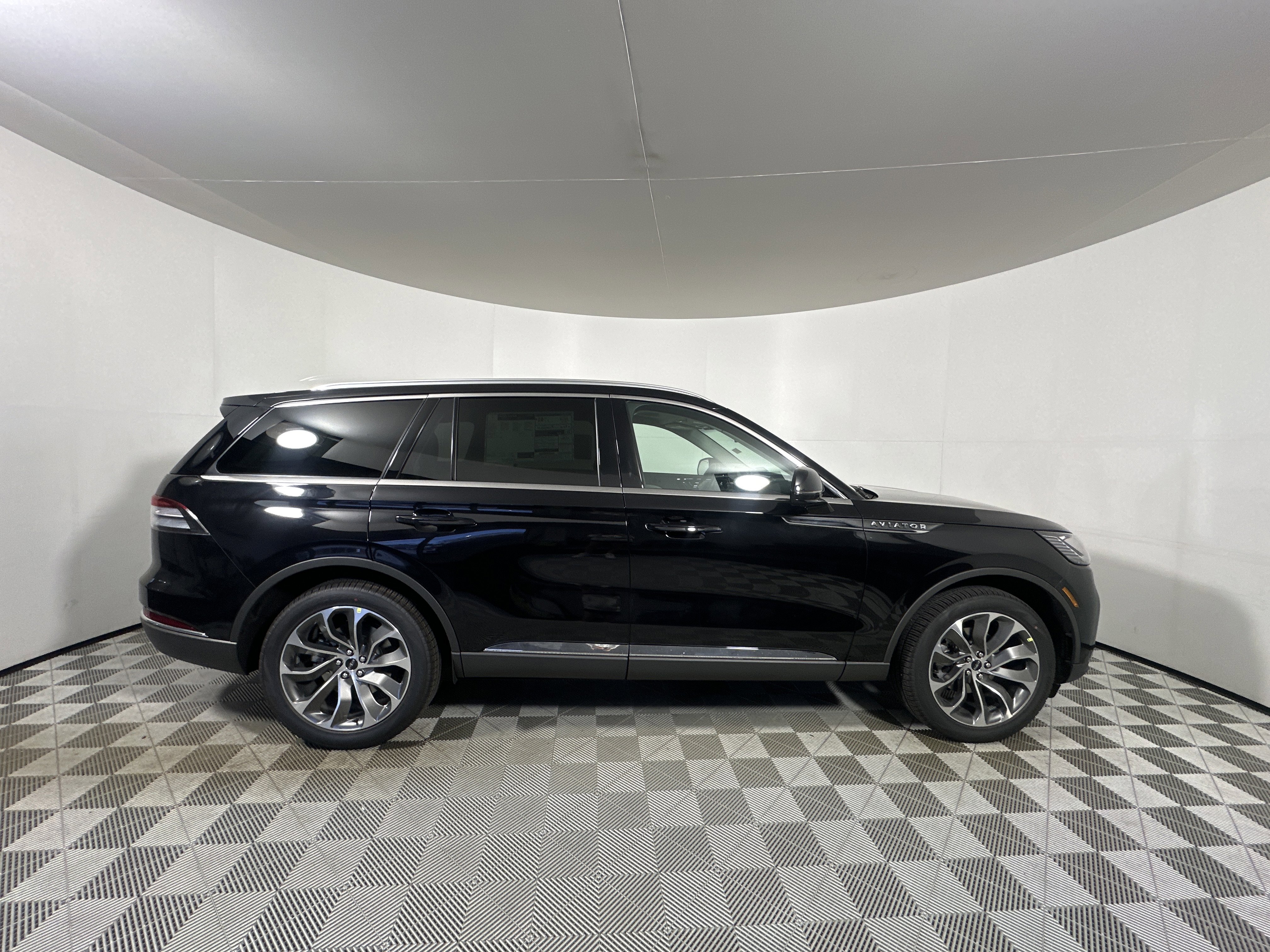 New 2025 Lincoln Aviator AWD image 8