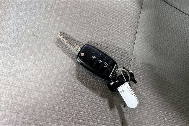 Used 2016 Kia Sedona L FWD image 32