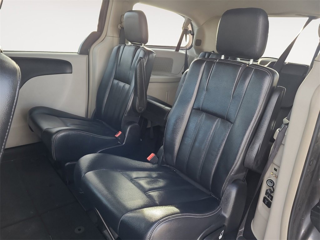 Used 2015 Chrysler Town & Country Touring image 13