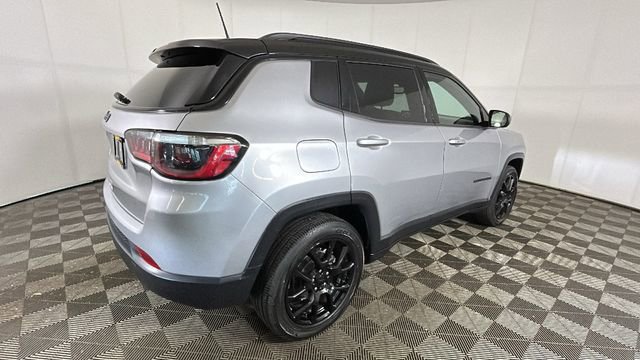 Used 2022 Jeep Compass Latitude w/ Sun and Sound Group AWD/4WD image 2