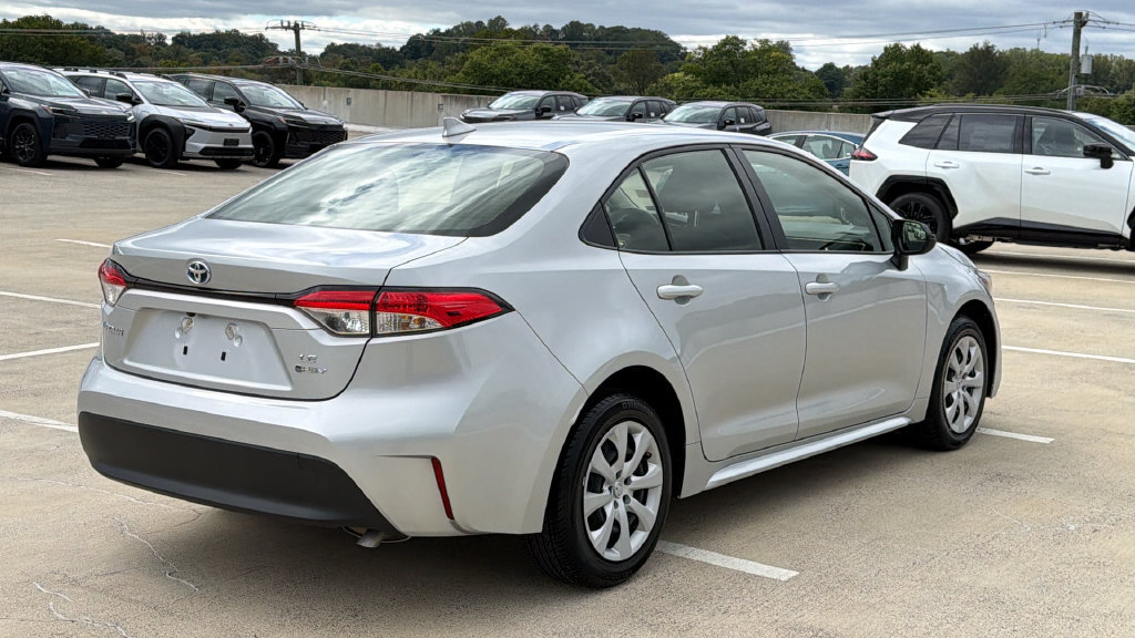 Used 2025 Toyota Corolla LE FWD image 4