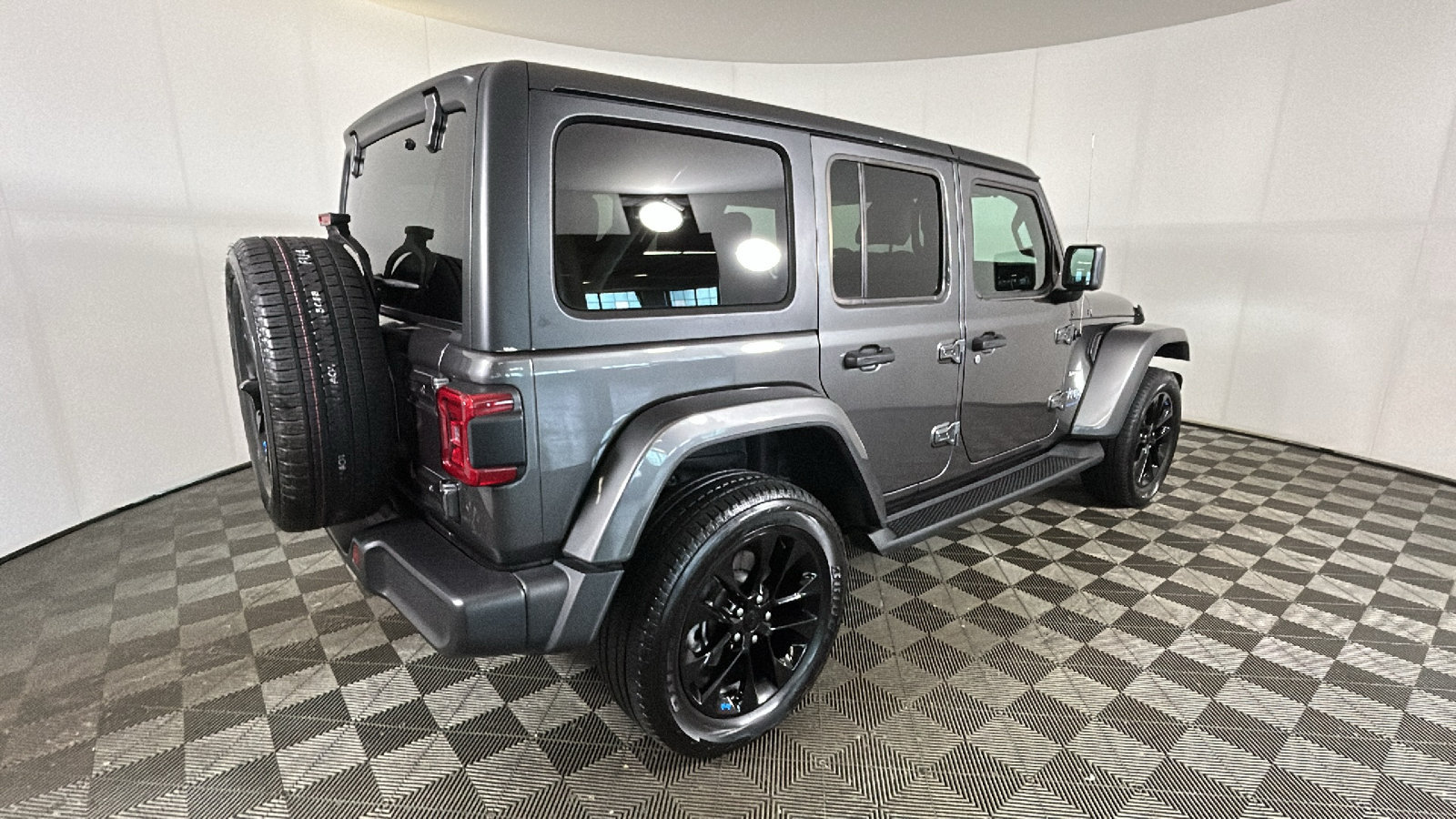 Used 2023 Jeep Wrangler Unlimited Sahara w/ Dual Top Group AWD/4WD image 3