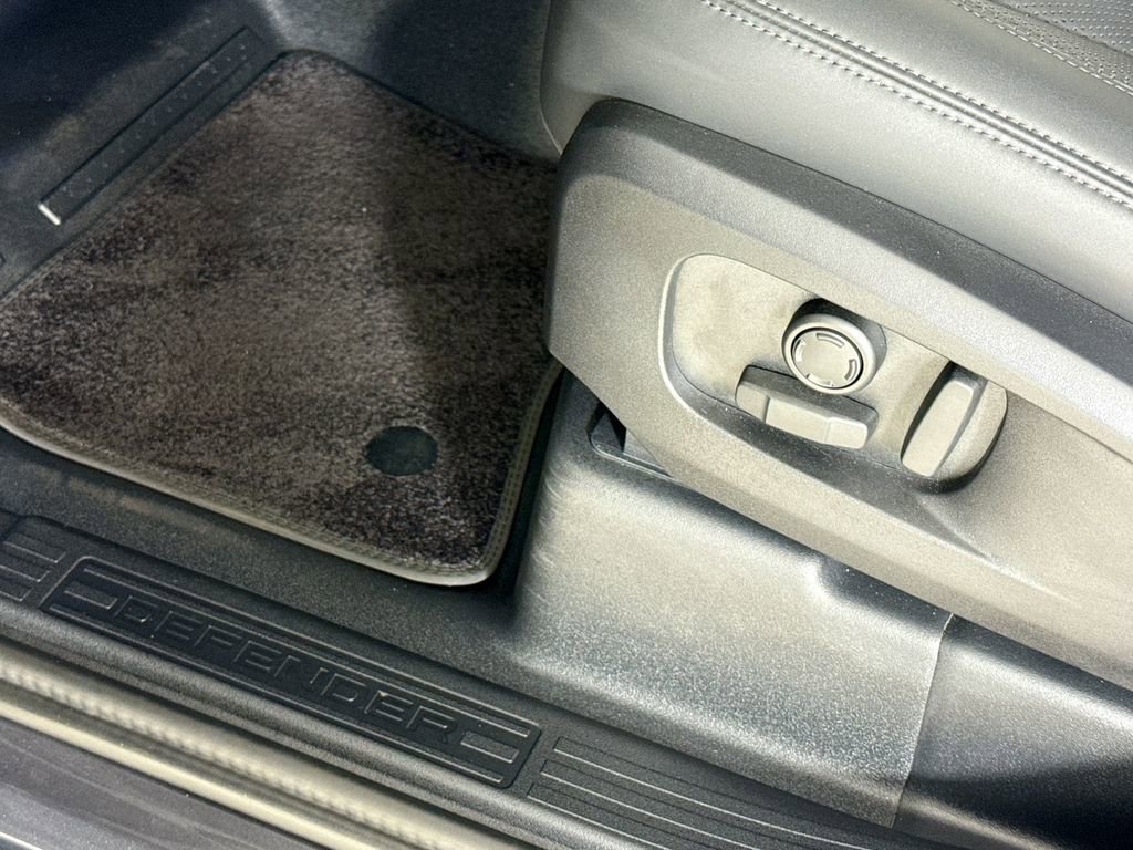 Used 2025 Land Rover Defender 110 X-Dynamic SE image 18