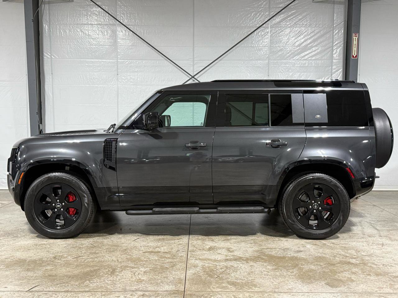 Used 2022 Land Rover Defender 110 X-Dynamic SE AWD/4WD image 2