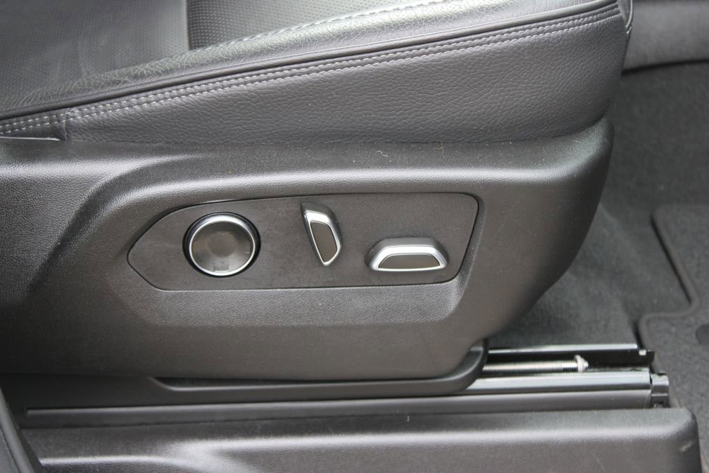 Used 2025 GMC Yukon Denali image 31