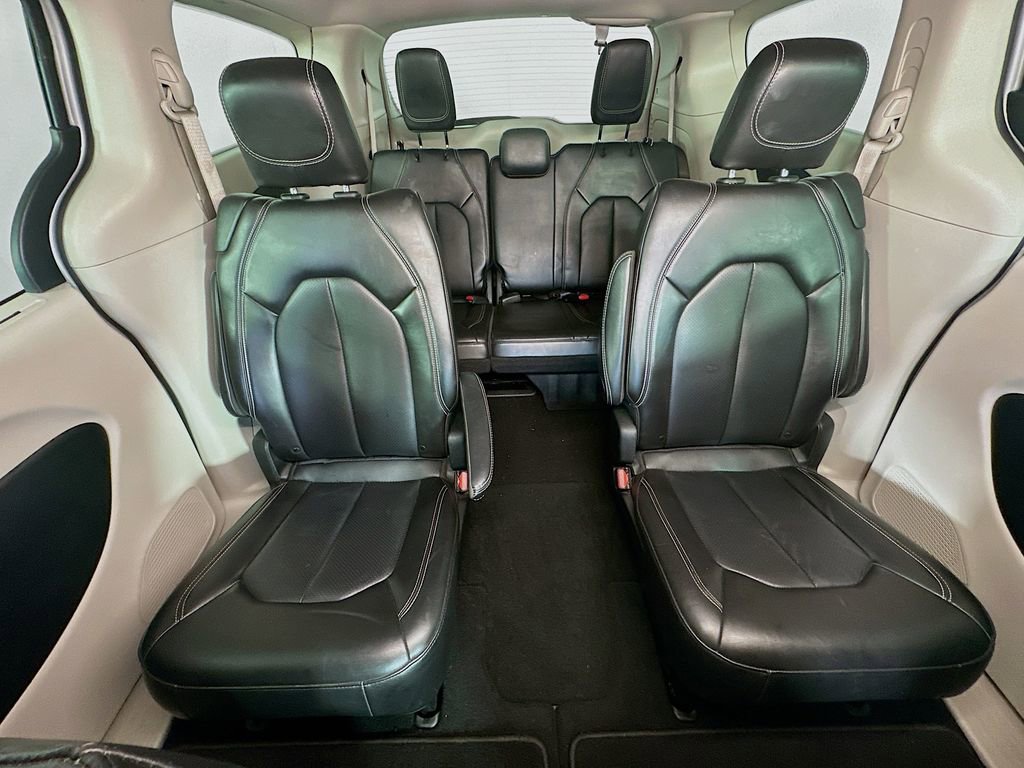 Used 2024 Chrysler Pacifica Touring-L image 37