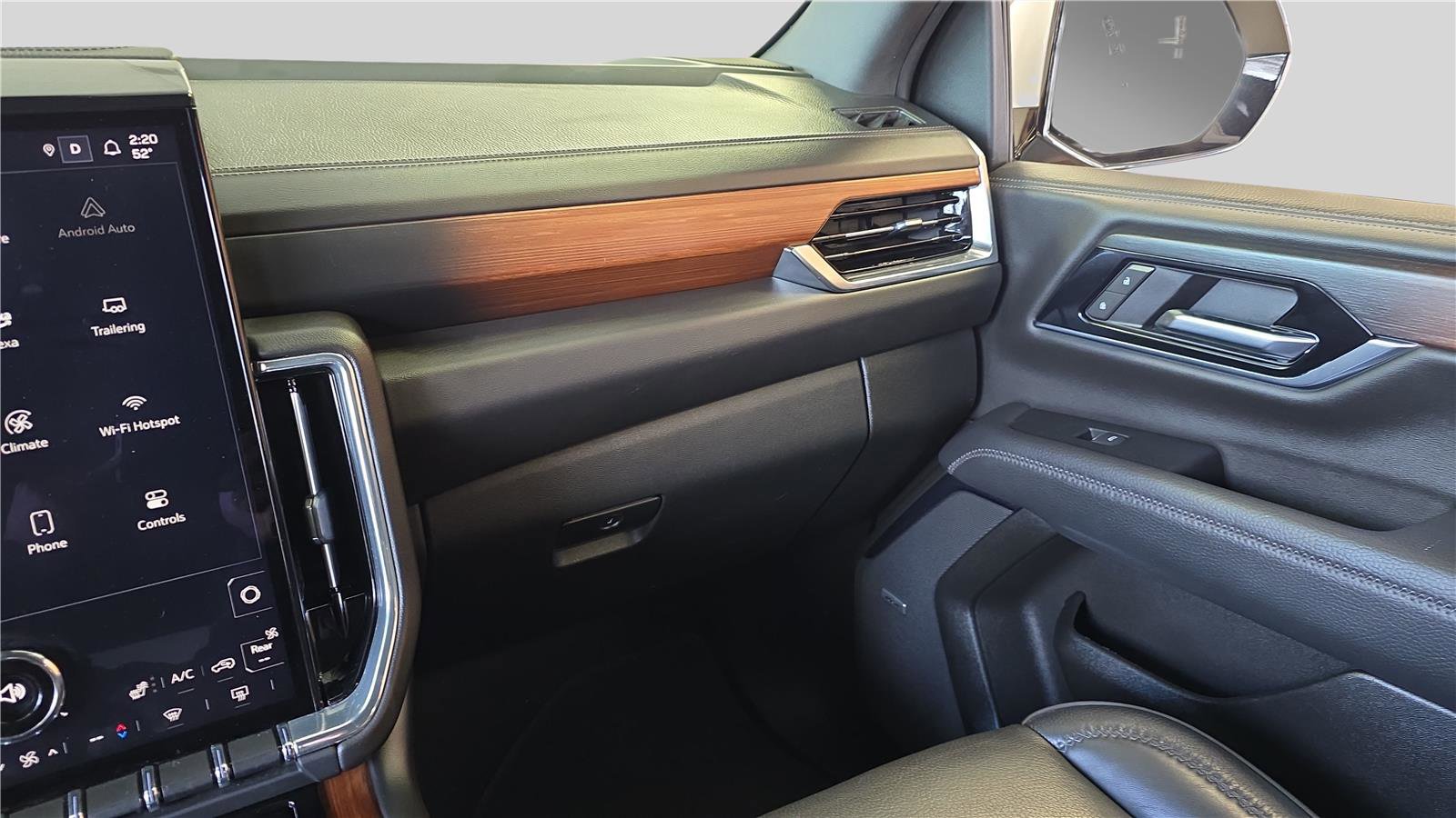 Used 2025 GMC Yukon XL Denali AWD/4WD image 26