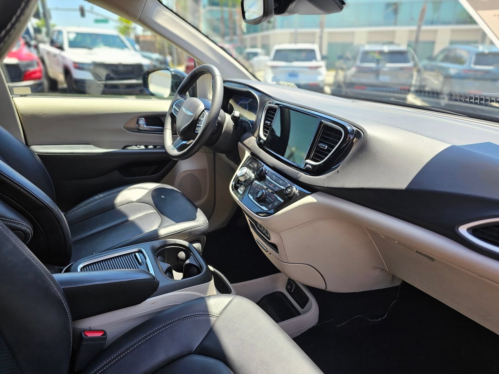 Used 2024 Chrysler Pacifica Touring-L FWD image 28