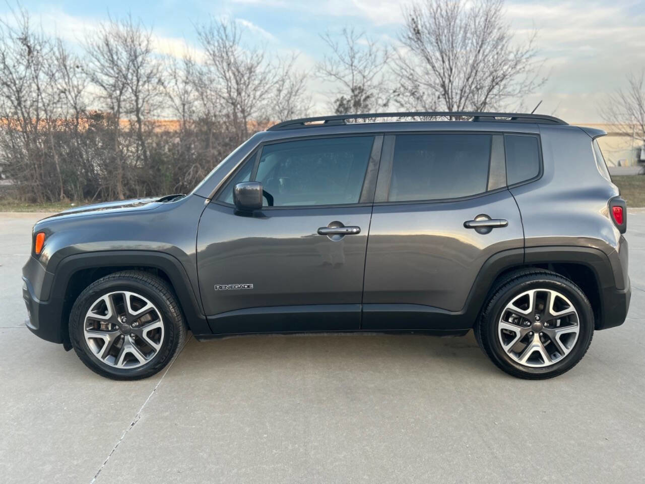 Used 2016 Jeep Renegade Latitude w/ Popular Equipment Group FWD image 8