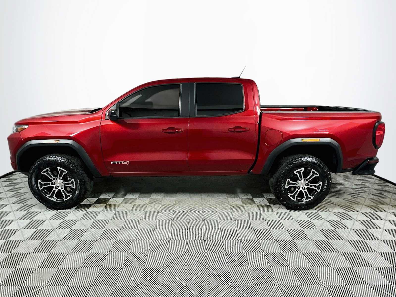 Used 2025 GMC Canyon AT4 w/ AT4 Premium Package AWD/4WD image 4