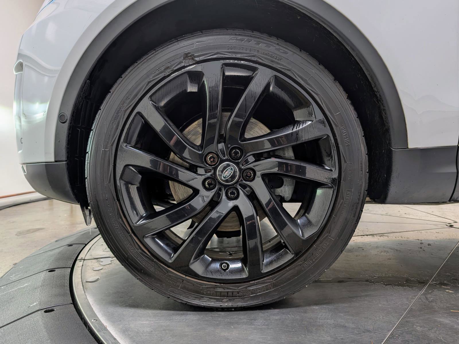 Used 2017 Land Rover Discovery HSE image 12