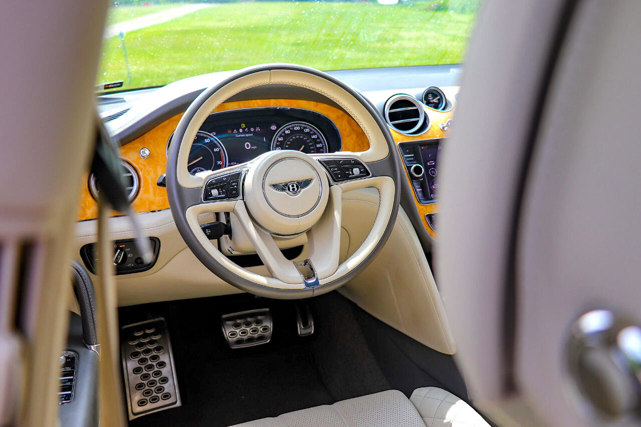 Used 2017 Bentley Bentayga W12 AWD image 55