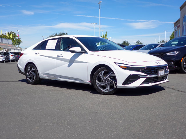 Used 2025 Hyundai Elantra Limited w/ Cargo Package FWD image 5