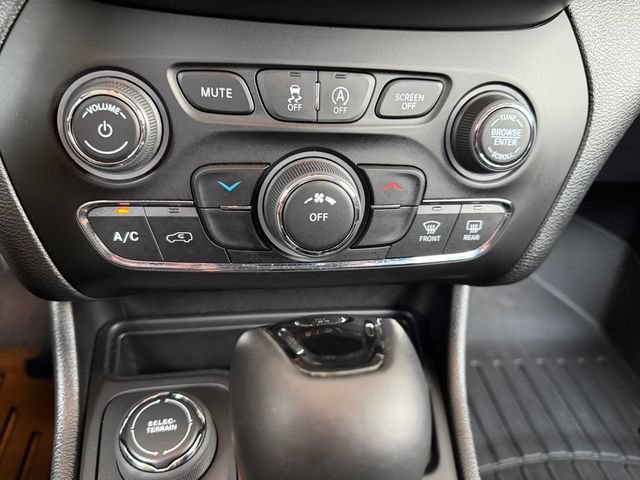 Used 2021 Jeep Cherokee Latitude Plus AWD/4WD image 28