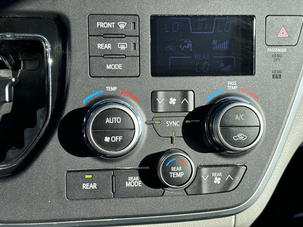 Used 2015 Toyota Sienna XLE AWD/4WD image 40