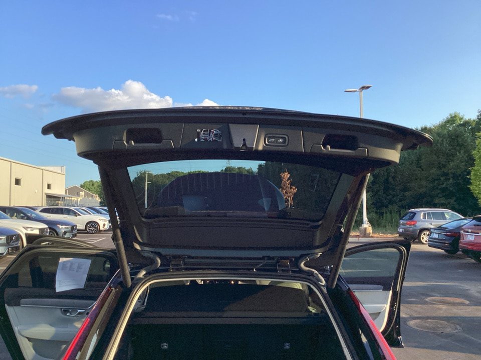 Certified 2023 Volvo V90 B6 Cross Country Plus AWD/4WD image 18
