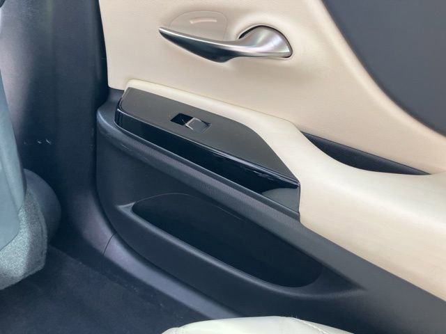 Used 2022 Lexus ES 350 Ultra Luxury w/ Accessory Package 2 image 21