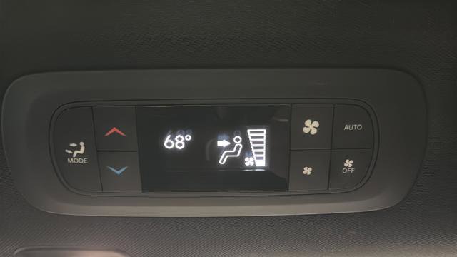 Used 2025 Chrysler Pacifica Limited image 11