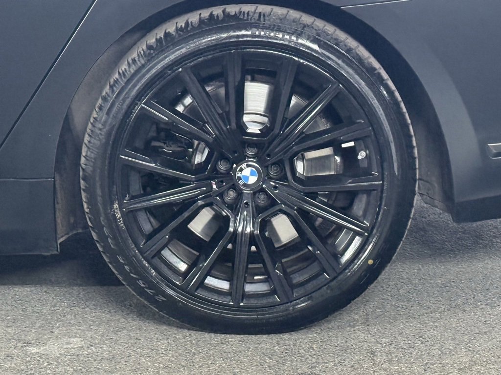 Used 2022 BMW 750i xDrive w/ Luxury Rear Seating Package image 13