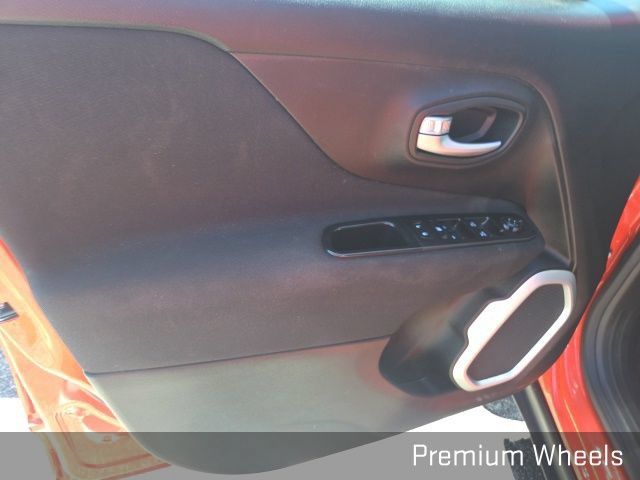 Used 2018 Jeep Renegade Latitude w/ Cold Weather Group AWD/4WD image 9