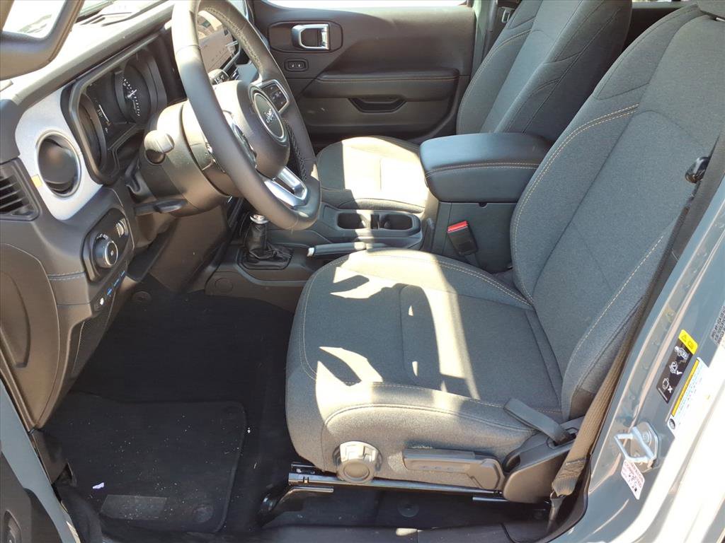 Used 2025 Jeep Wrangler Unlimited Sahara AWD/4WD image 12