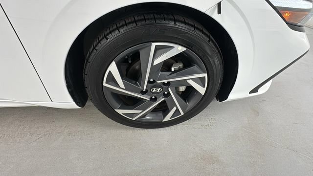 Used 2024 Hyundai Elantra Limited image 9