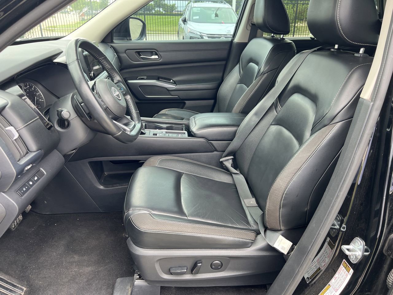 Certified 2023 Nissan Pathfinder SL w/ Black Appearance Package FWD image 8