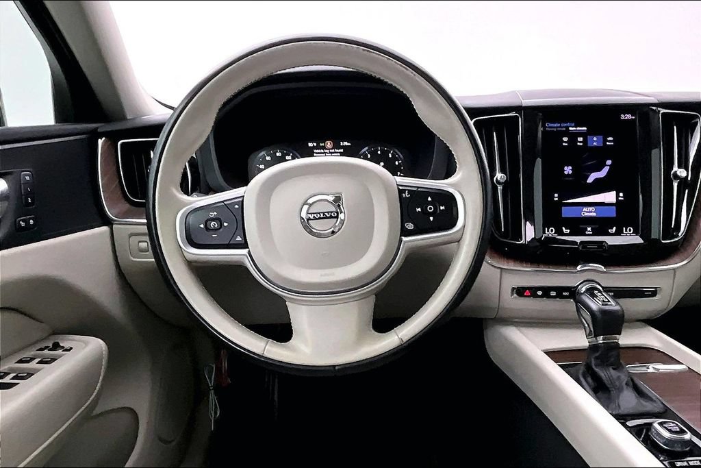 Used 2021 Volvo XC60 T5 Momentum w/ Protection Package Premier AWD/4WD image 4