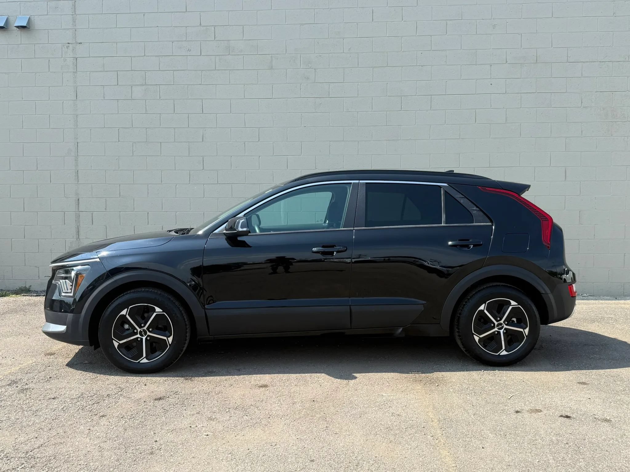 Used 2024 Kia Niro EX FWD image 2