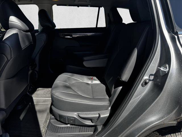 Used 2025 Toyota Highlander Platinum AWD/4WD image 17