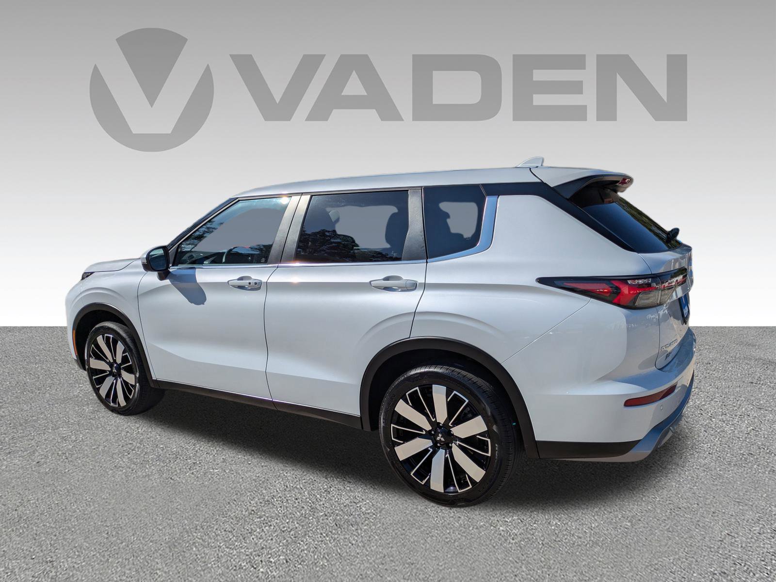 Used 2025 Mitsubishi Outlander SE image 29