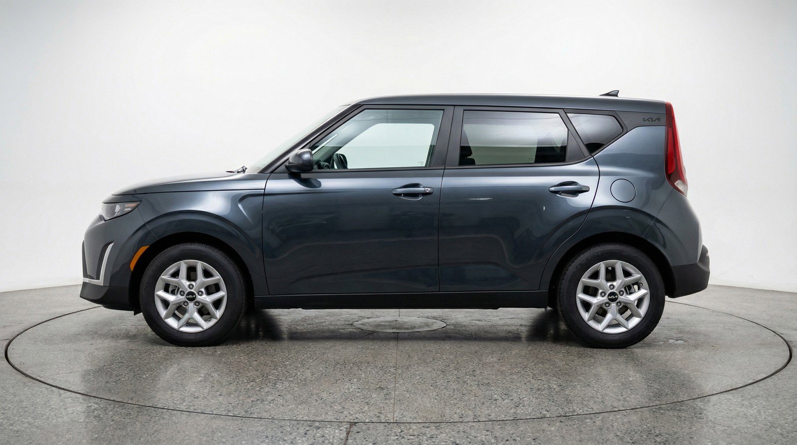 Used 2025 Kia Soul LX w/ LX Technology Package FWD image 5