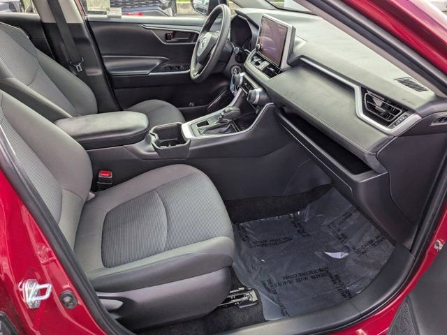 Used 2024 Toyota RAV4 LE AWD/4WD image 5