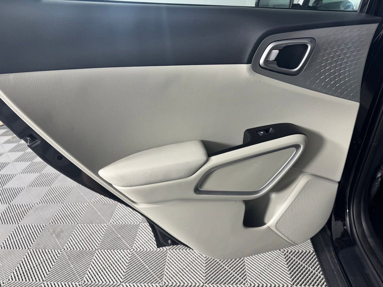 Used 2025 Kia Soul LX w/ LX Technology Package FWD image 30