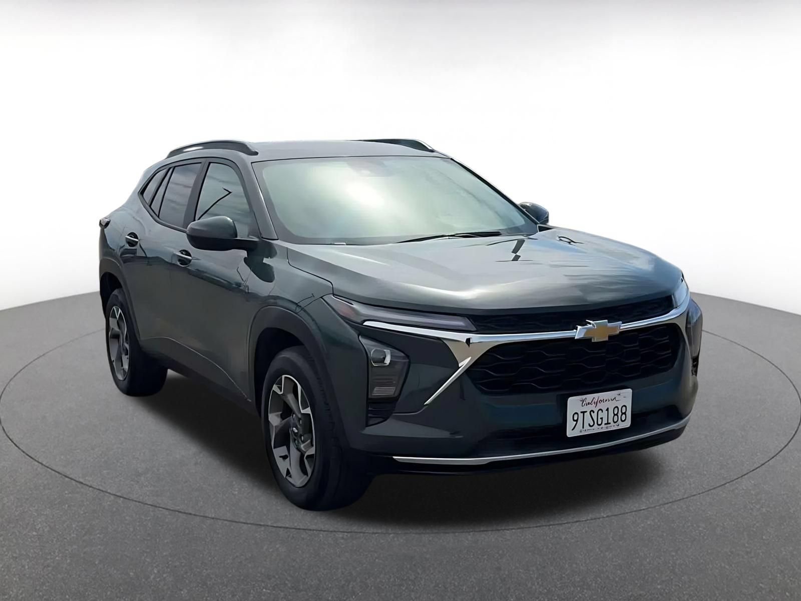 Used 2025 Chevrolet Trax LT FWD image 3