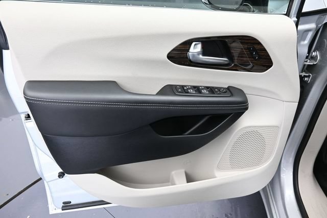 Used 2024 Chrysler Pacifica Limited FWD image 24