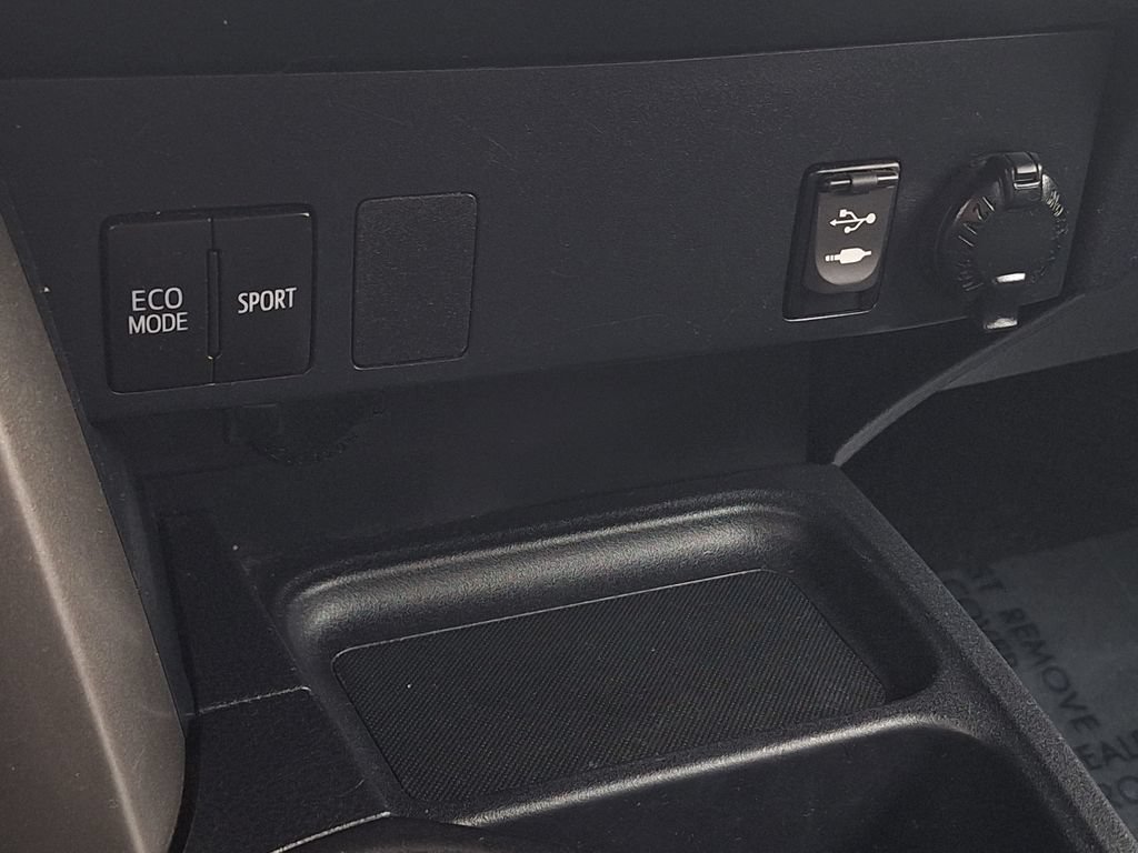 Used 2017 Toyota RAV4 LE FWD image 23