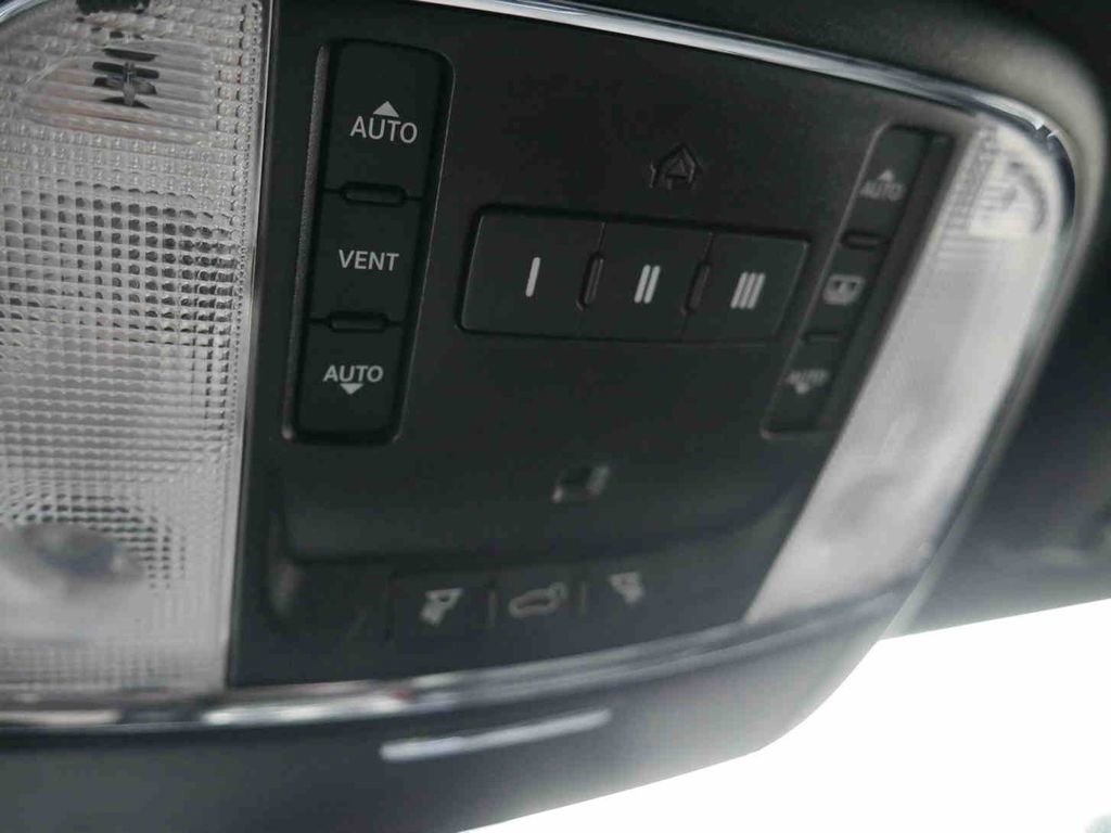 Used 2021 Jeep Grand Cherokee Trailhawk w/ Trailhawk Luxury Group AWD/4WD image 37